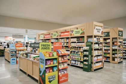 Vue large d'une allée de supermarché avec divers accessoires de PLV disposés le long des gondoles