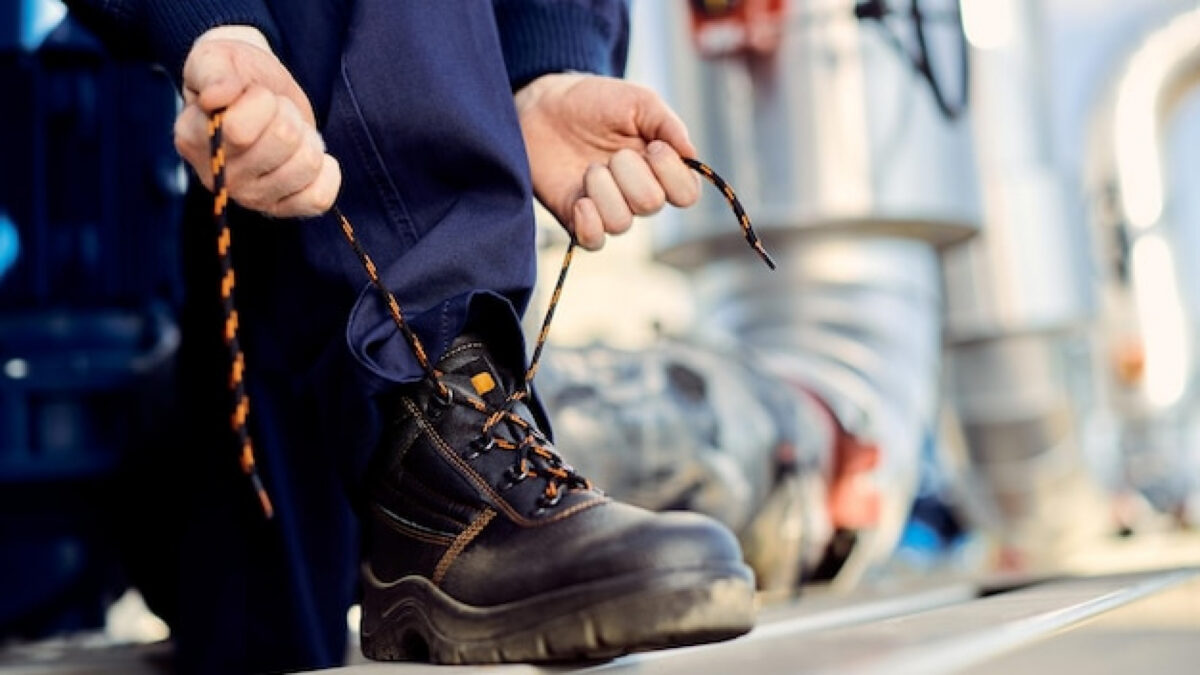 Chaussures de sécurité au travail : ce que tout employeur doit savoir en 2026