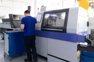 Machine de production sur mesure : solution pour optimiser la performance industrielle