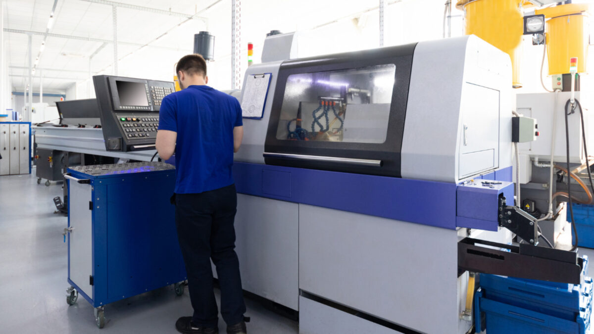 Machine de production sur mesure : solution pour optimiser la performance industrielle