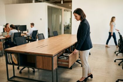 Table de réunion moderne avec tiroirs de rangement intégrés dans le bureau open space